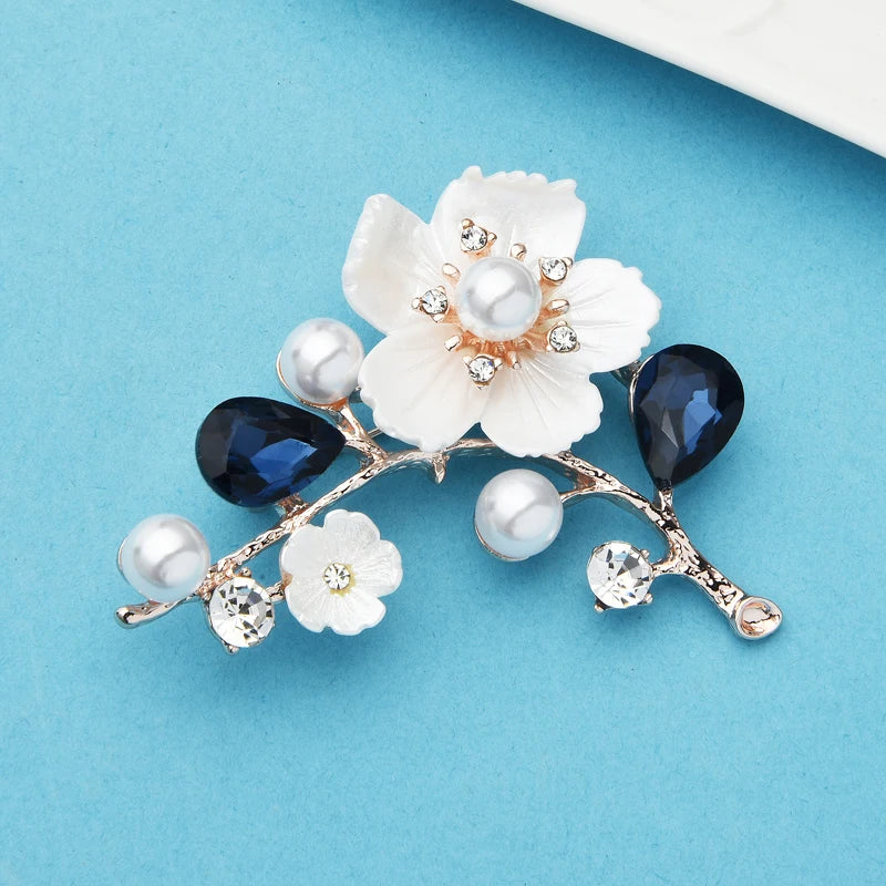 Broche de flor de ciruelo perlado: elegancia femenina para bodas, oficina o regalo.