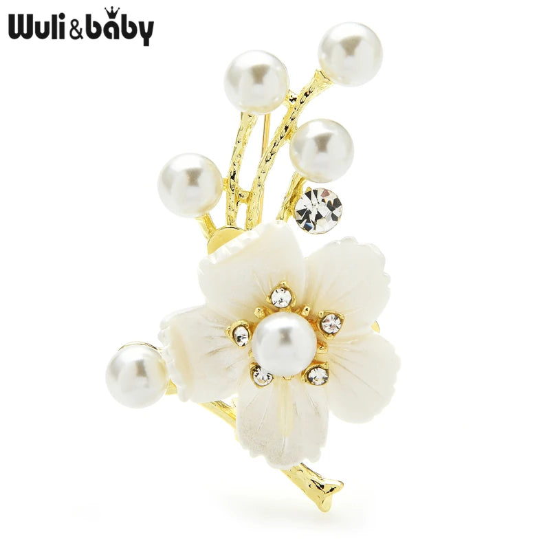 Broche de flor de ciruelo perlado: elegancia femenina para bodas, oficina o regalo.