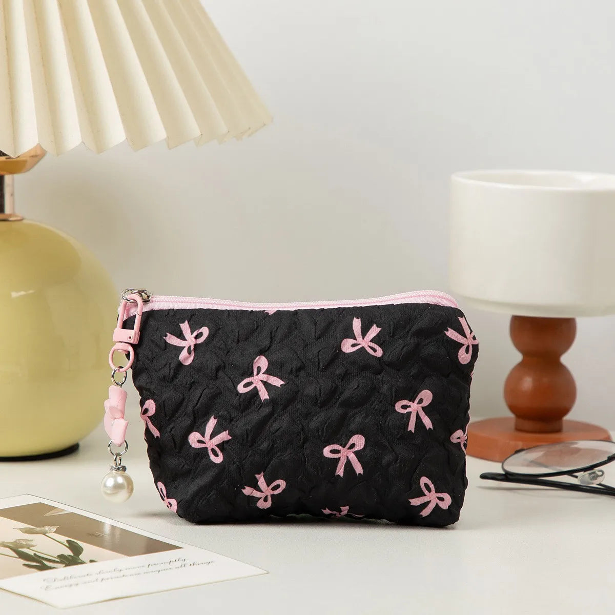 Mini neceser acolchado: tamaño compacto y un adorable lazo