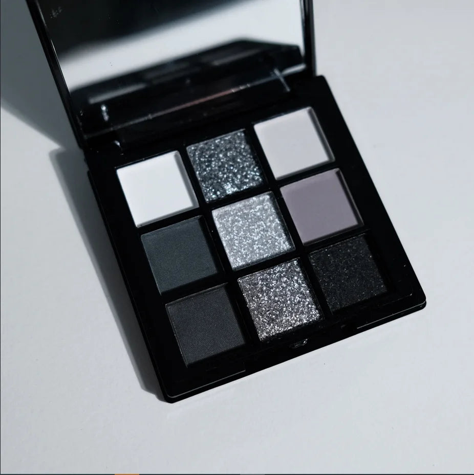 🖤 9-Color Eyeshadow Palette – Matte and Shimmer Smoky Shades