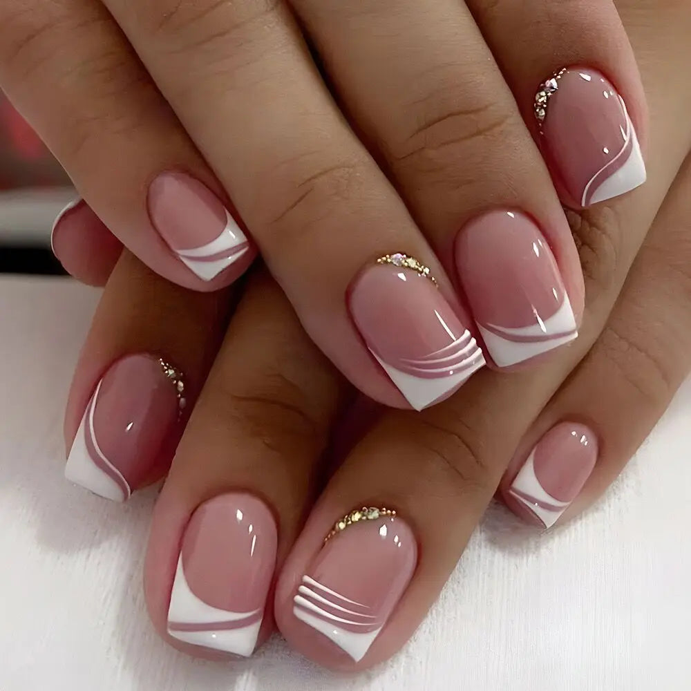 💖 Uñas postizas cuadradas cortas – Juego de 24 con corazones y francés blanco Y2K
