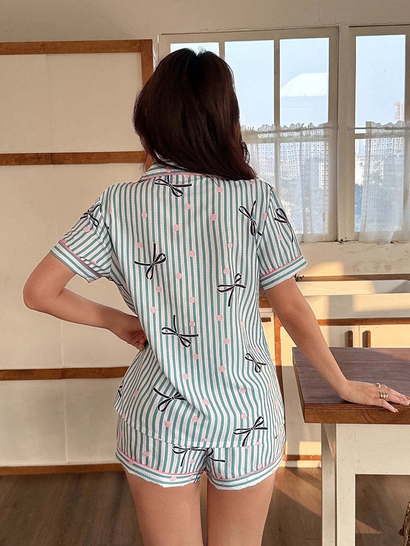 Pyjama Femme Boutonné – Haut Manches Courtes et Short à rayures et imprimé 🎀🩷