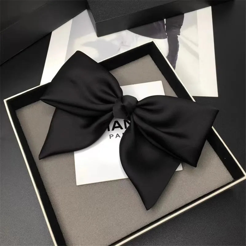 🎀 Pasador de lazo de seda: Elegancia minimalista