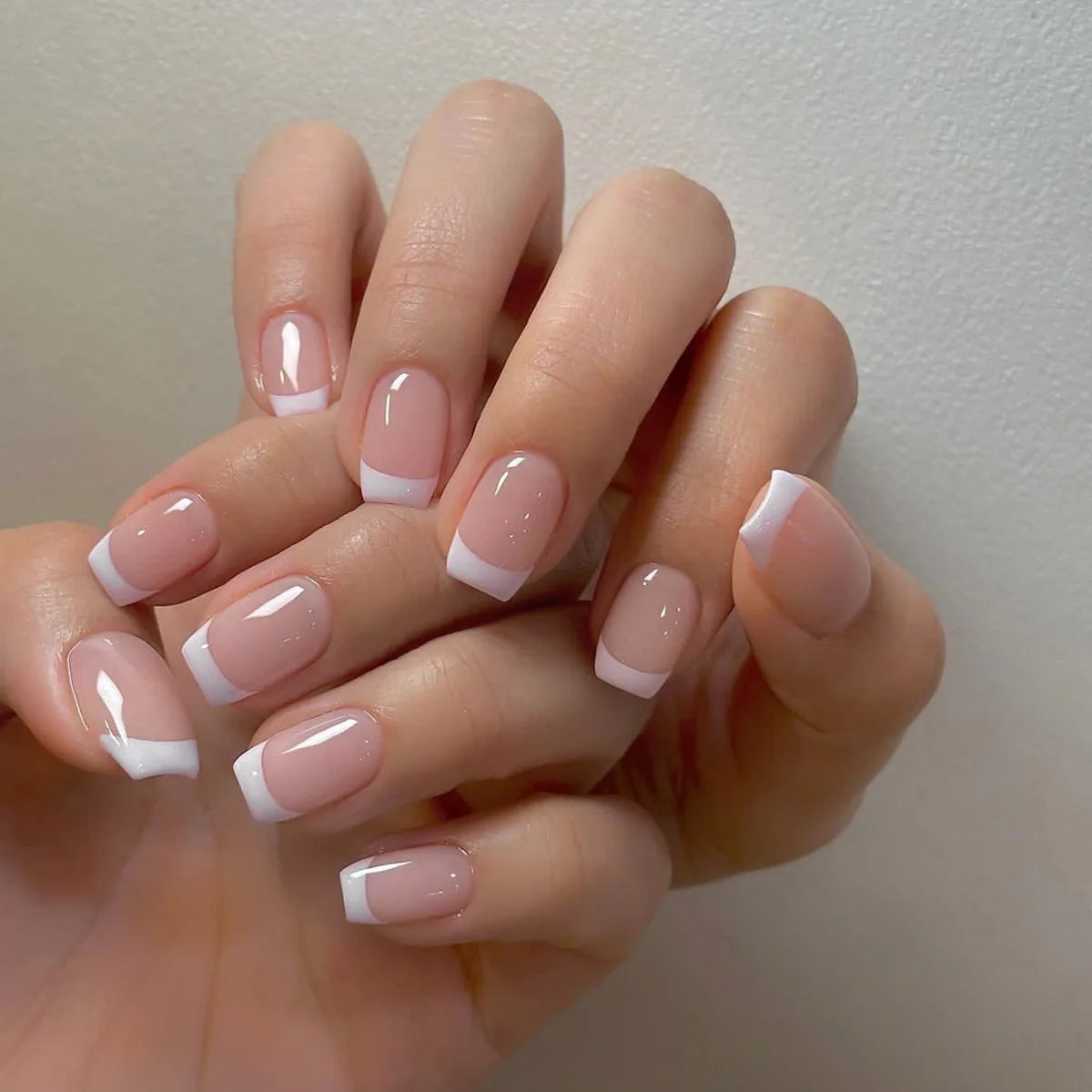 💖 Uñas postizas cuadradas cortas – Juego de 24 con corazones y francés blanco Y2K