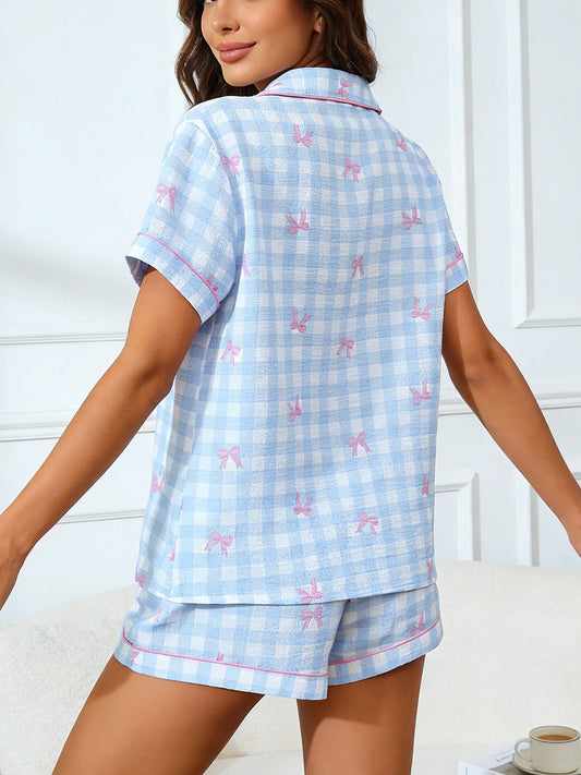 Ensemble Pyjama Femme 2 Pièces – Cardigan Col Lapel, Short & Top Bleu à Carreaux et Nœud Rose 🎀