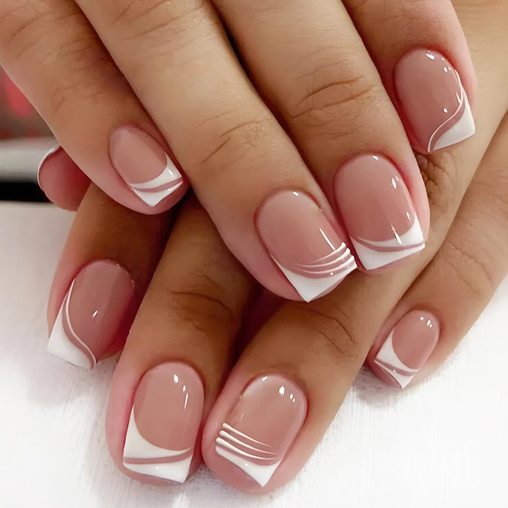 💖 Uñas postizas cuadradas cortas – Juego de 24 con corazones y francés blanco Y2K