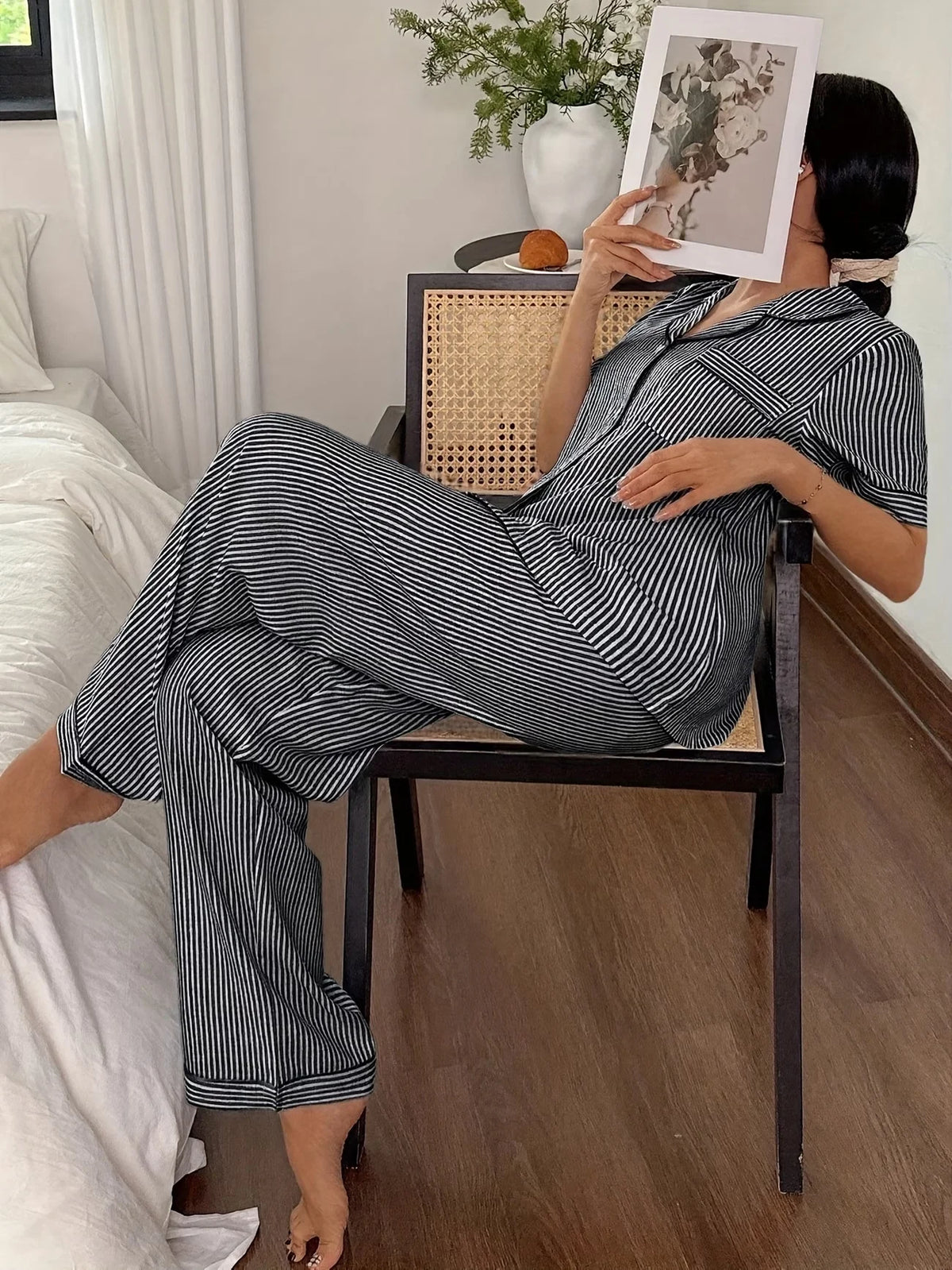Pyjama - Haut à manches courtes et pantalon à rayures noires