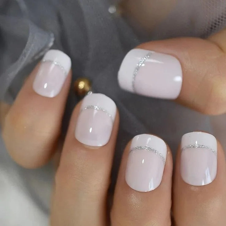 💖 Uñas postizas cuadradas cortas – Juego de 24 con corazones y francés blanco Y2K
