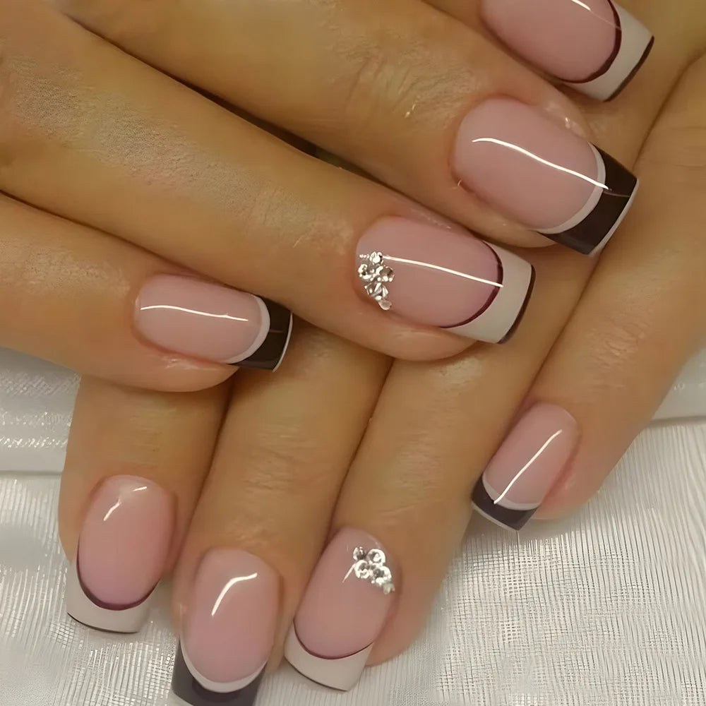 💖 Uñas postizas cuadradas cortas – Juego de 24 con corazones y francés blanco Y2K