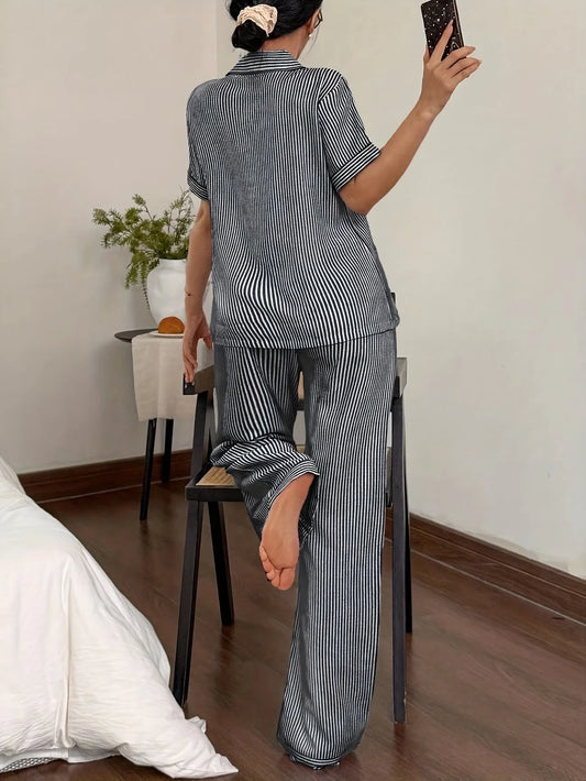 Pyjama - Haut à manches courtes et pantalon à rayures noires