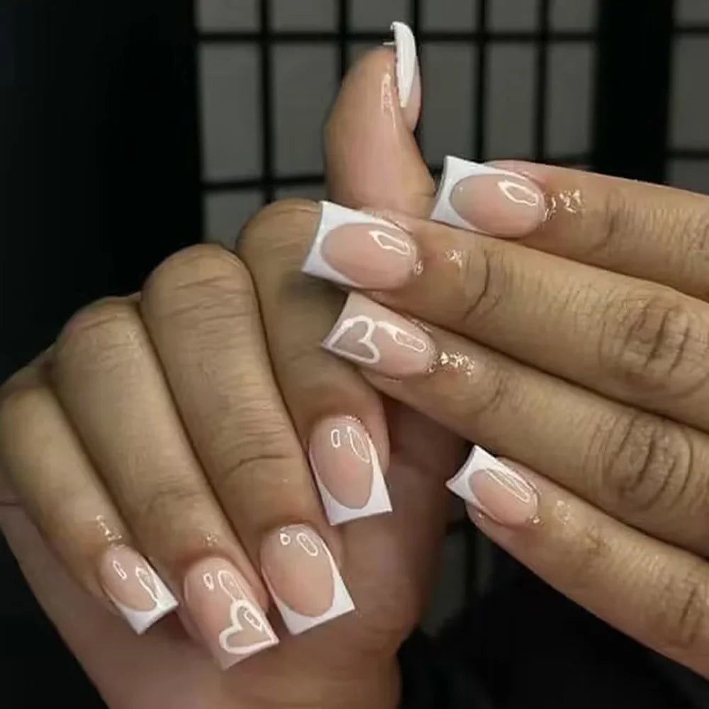 💖 Uñas postizas cuadradas cortas – Juego de 24 con corazones y francés blanco Y2K