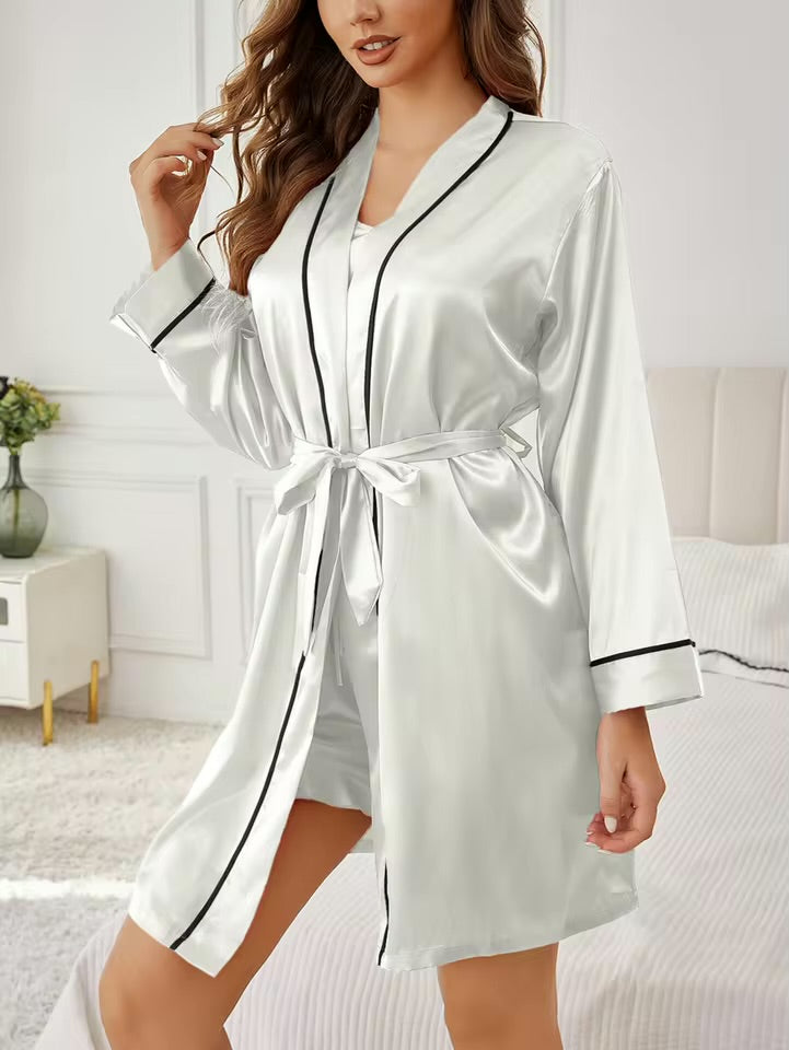 Ensemble en satin - Haut camisole à bretelles, short à volants et robe de chambre avec ceinture