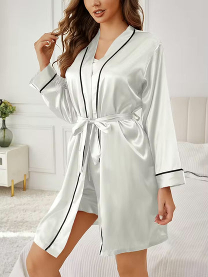 Ensemble en satin - Haut camisole à bretelles, short à volants et robe de chambre avec ceinture