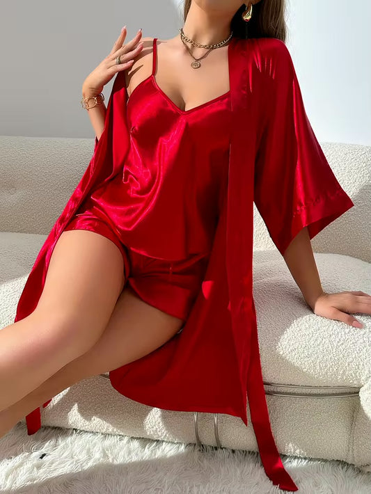 Ensemble en satin – Camisole, short à volants et robe de chambre courte