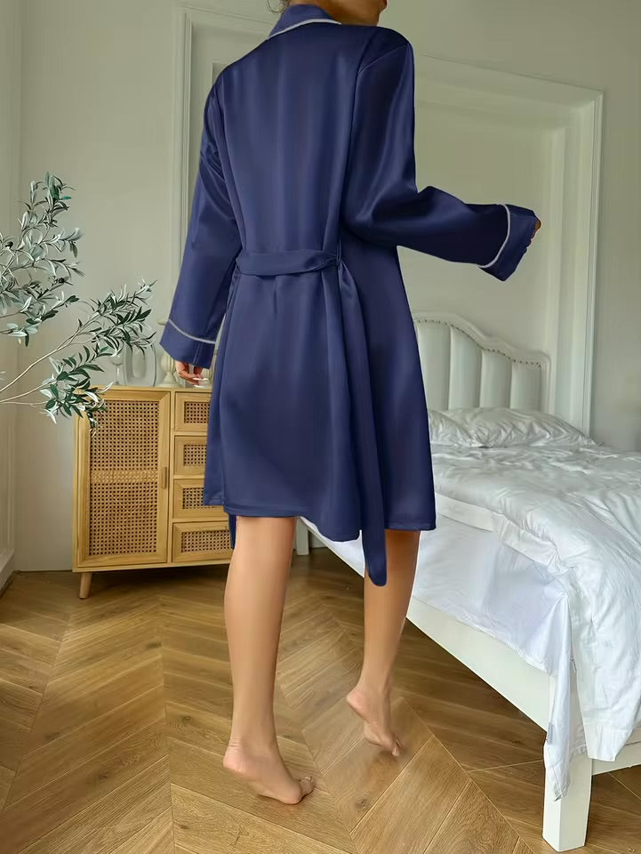 Ensemble en satin - Haut camisole à bretelles, short à volants et robe de chambre avec ceinture
