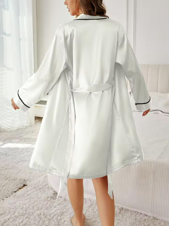 Ensemble en satin - Haut camisole à bretelles, short à volants et robe de chambre avec ceinture