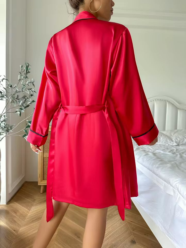Ensemble en satin - Haut camisole à bretelles, short à volants et robe de chambre avec ceinture