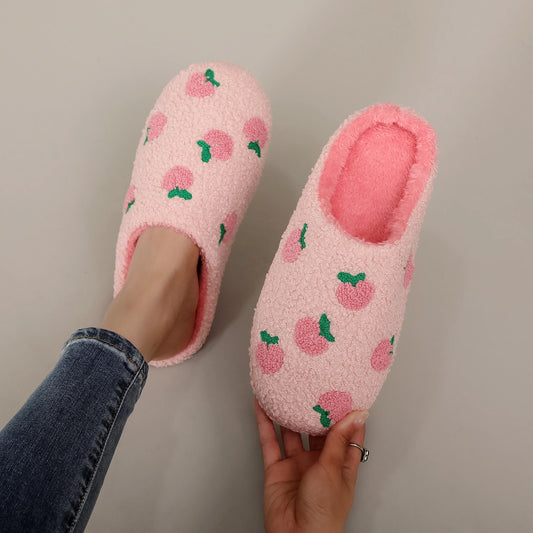 Chaussons Femme Peluche Roses – Motif Pêche Brodé Doux & Antidérapants 🍑