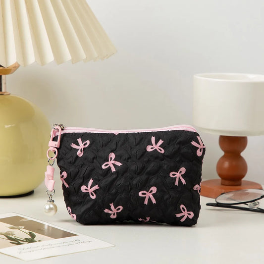 Mini neceser acolchado: tamaño compacto y un adorable lazo