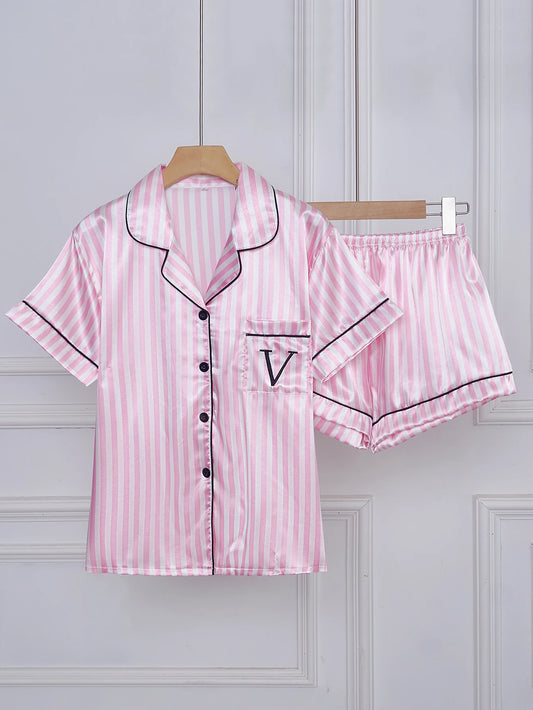 Pyjama Femme Boutonné Satin – Haut Manches Courtes & Short à rayures imprimé V