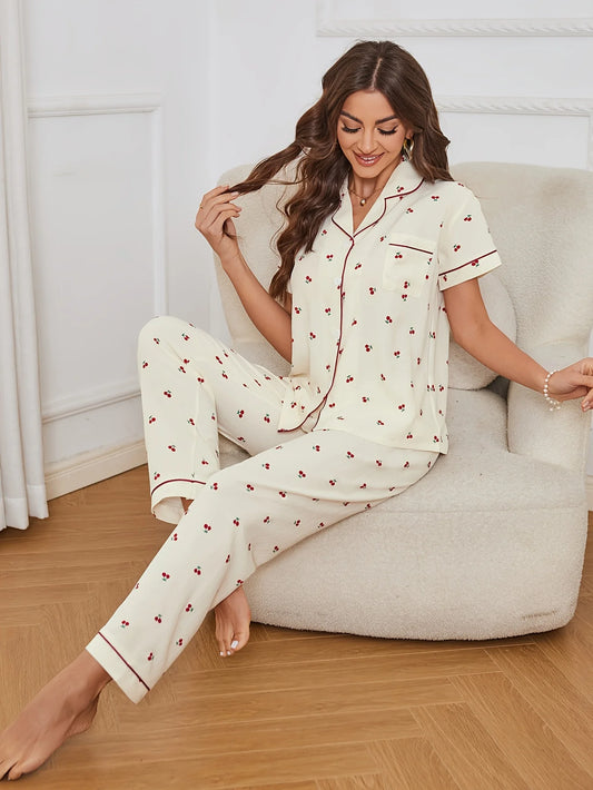 Conjunto de pijama texturizado con estampado de cerezas, top informal de manga corta con botones y solapa, y pantalón elástico para mujer