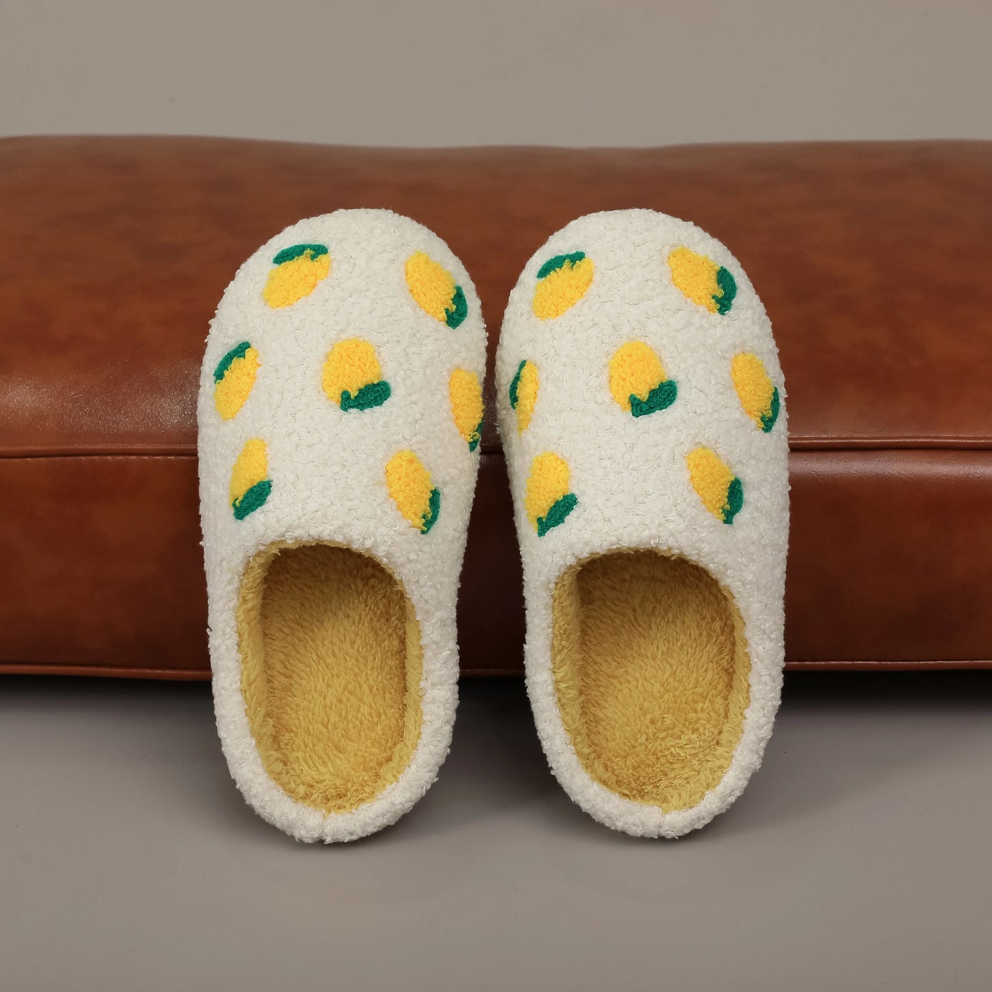 Pantoufles Femme Citron Brodé – Chaussons en Peluche 🍋