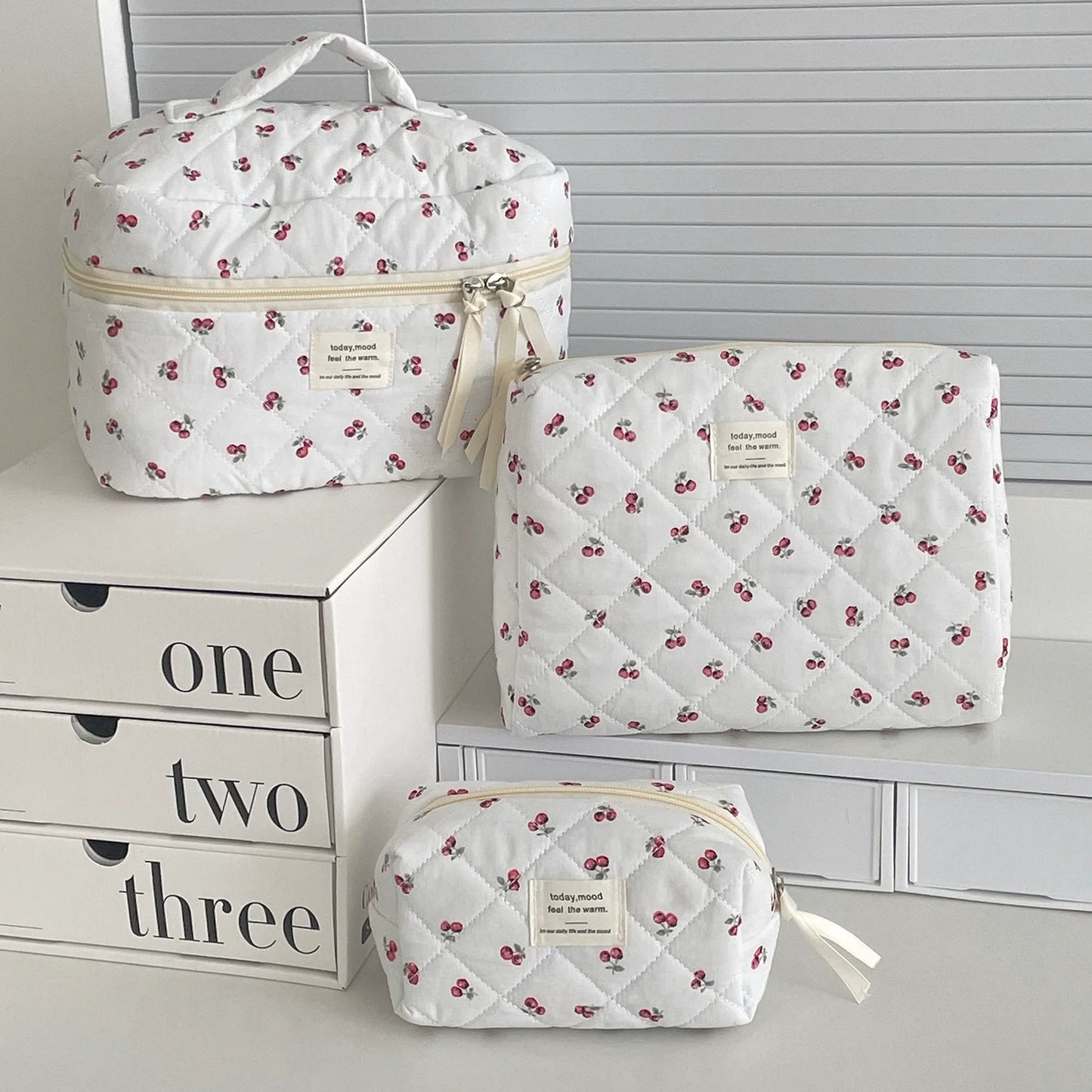 Bolsa de maquillaje acolchada estilo fresa: gran capacidad y muy moderna