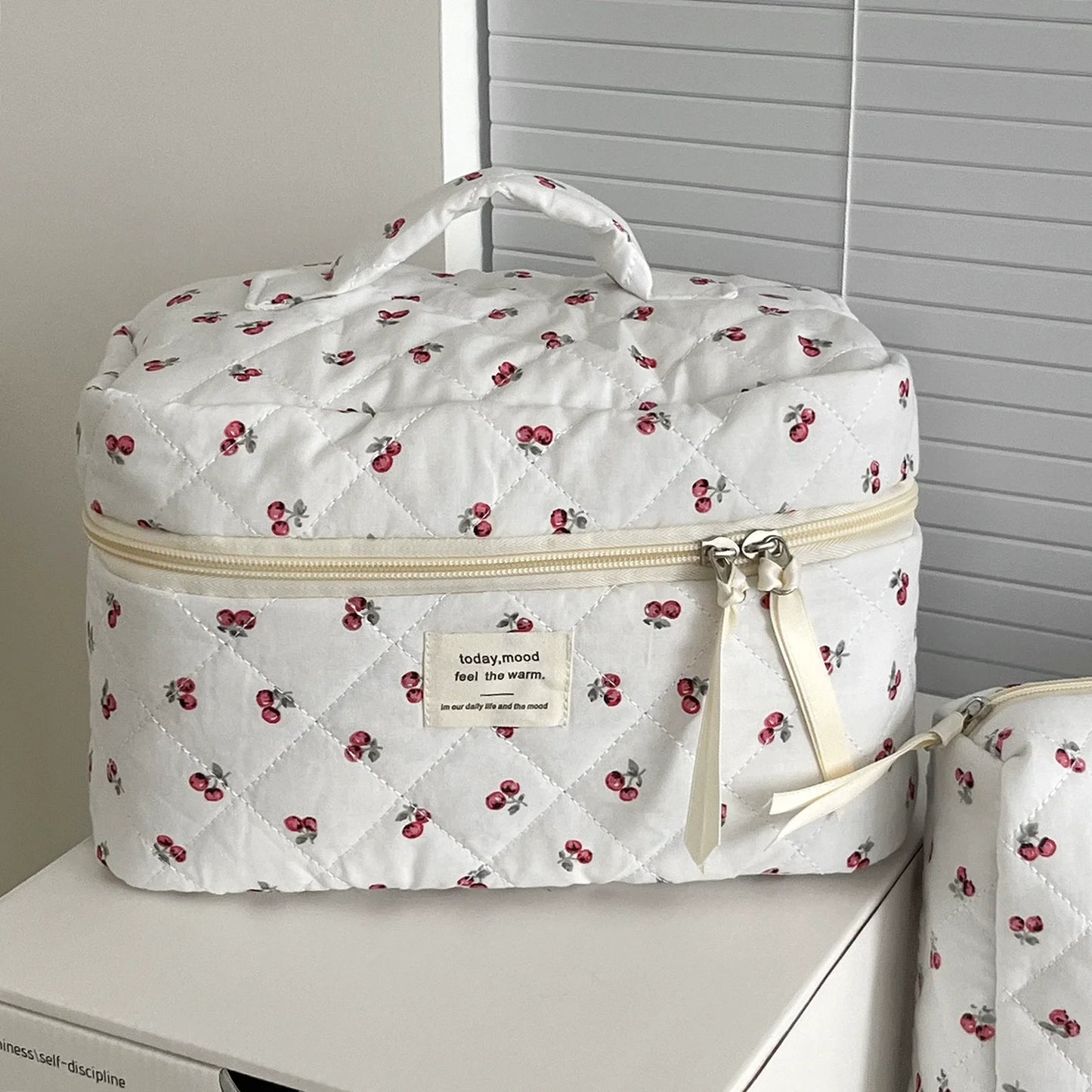 Bolsa de maquillaje acolchada estilo fresa: gran capacidad y muy moderna