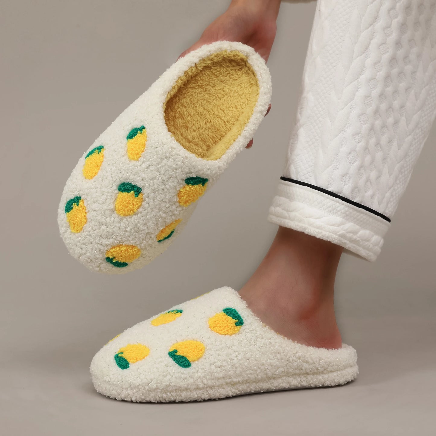 Pantoufles Femme Citron Brodé – Chaussons en Peluche 🍋