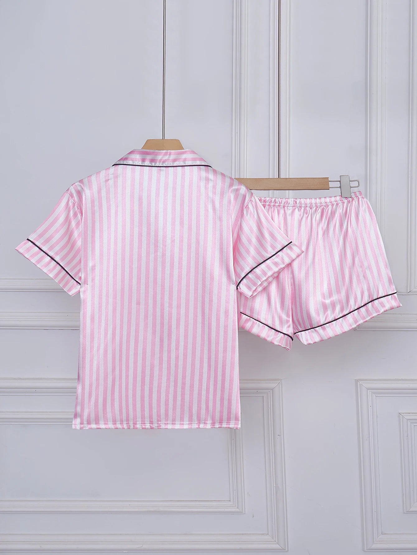 Pyjama Femme Boutonné Satin – Haut Manches Courtes & Short à rayures imprimé V