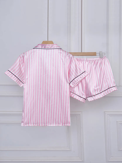 Pyjama Femme Boutonné Satin – Haut Manches Courtes & Short à rayures imprimé V