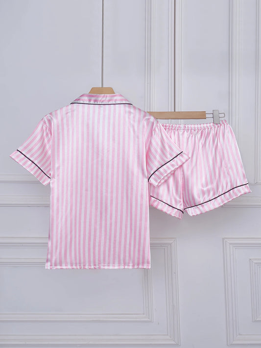 Pyjama Femme Boutonné Satin – Haut Manches Courtes & Short à rayures imprimé V