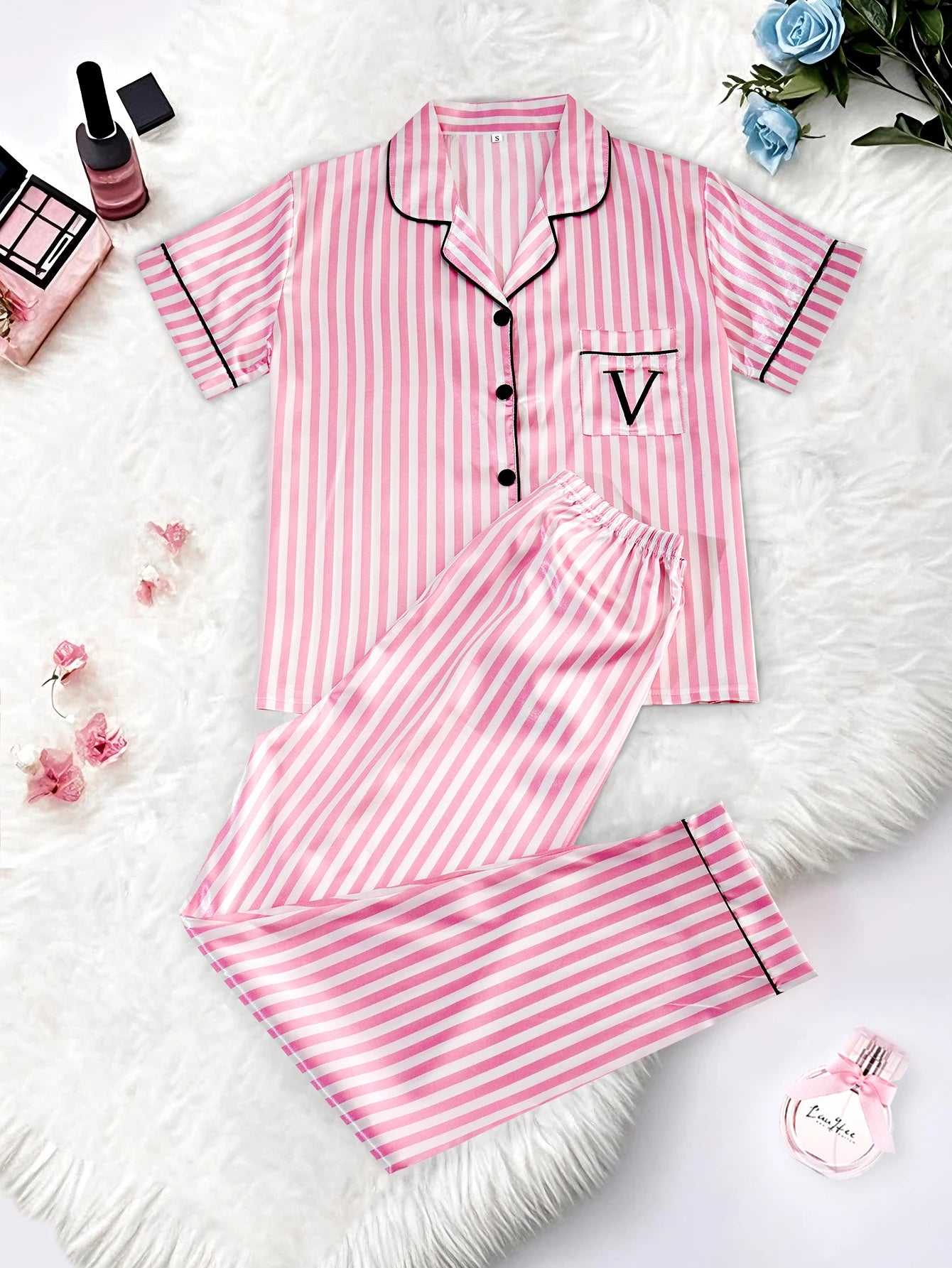 Pyjama femme Boutonné satin – Haut manches courtes et pantalon à rayures imprimé V