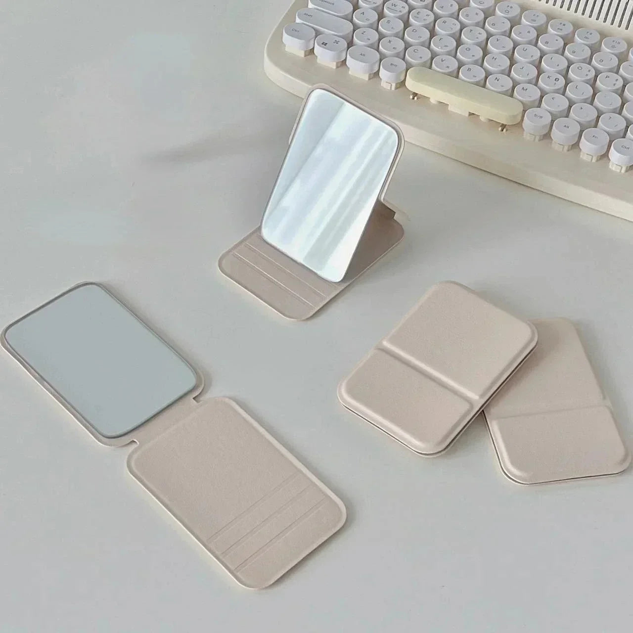 Espejo de maquillaje plegable de piel sintética: compacto y elegante