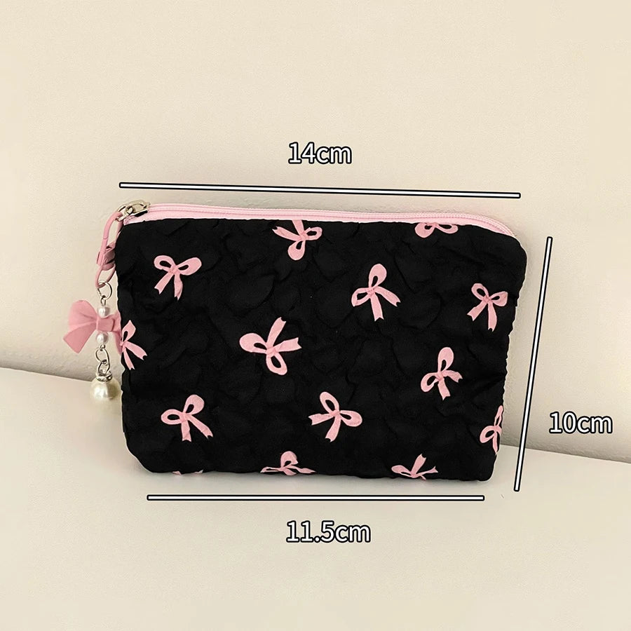 Mini neceser acolchado: tamaño compacto y un adorable lazo
