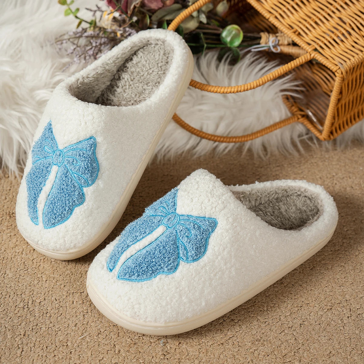 Pantoufles Femme - Peluche douce à motif 🎀