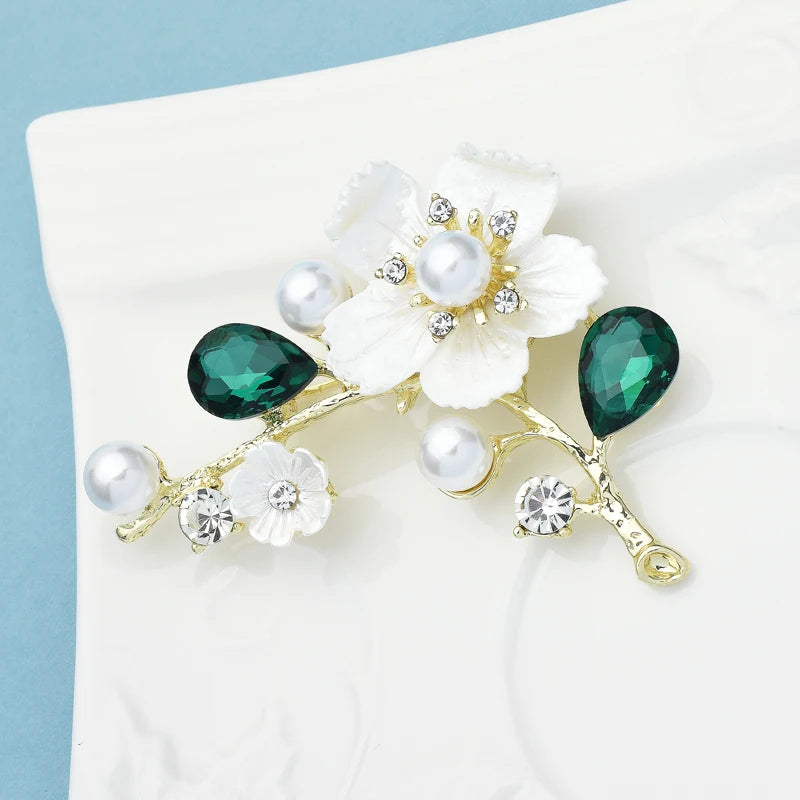 Broche de flor de ciruelo perlado: elegancia femenina para bodas, oficina o regalo.