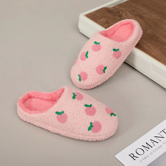 Chaussons Femme Peluche Roses – Motif Pêche Brodé Doux & Antidérapants 🍑