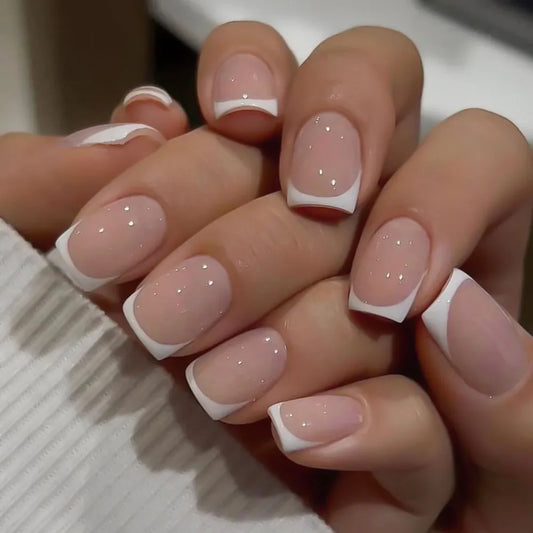 💖 Uñas postizas cuadradas cortas – Juego de 24 con corazones y francés blanco Y2K