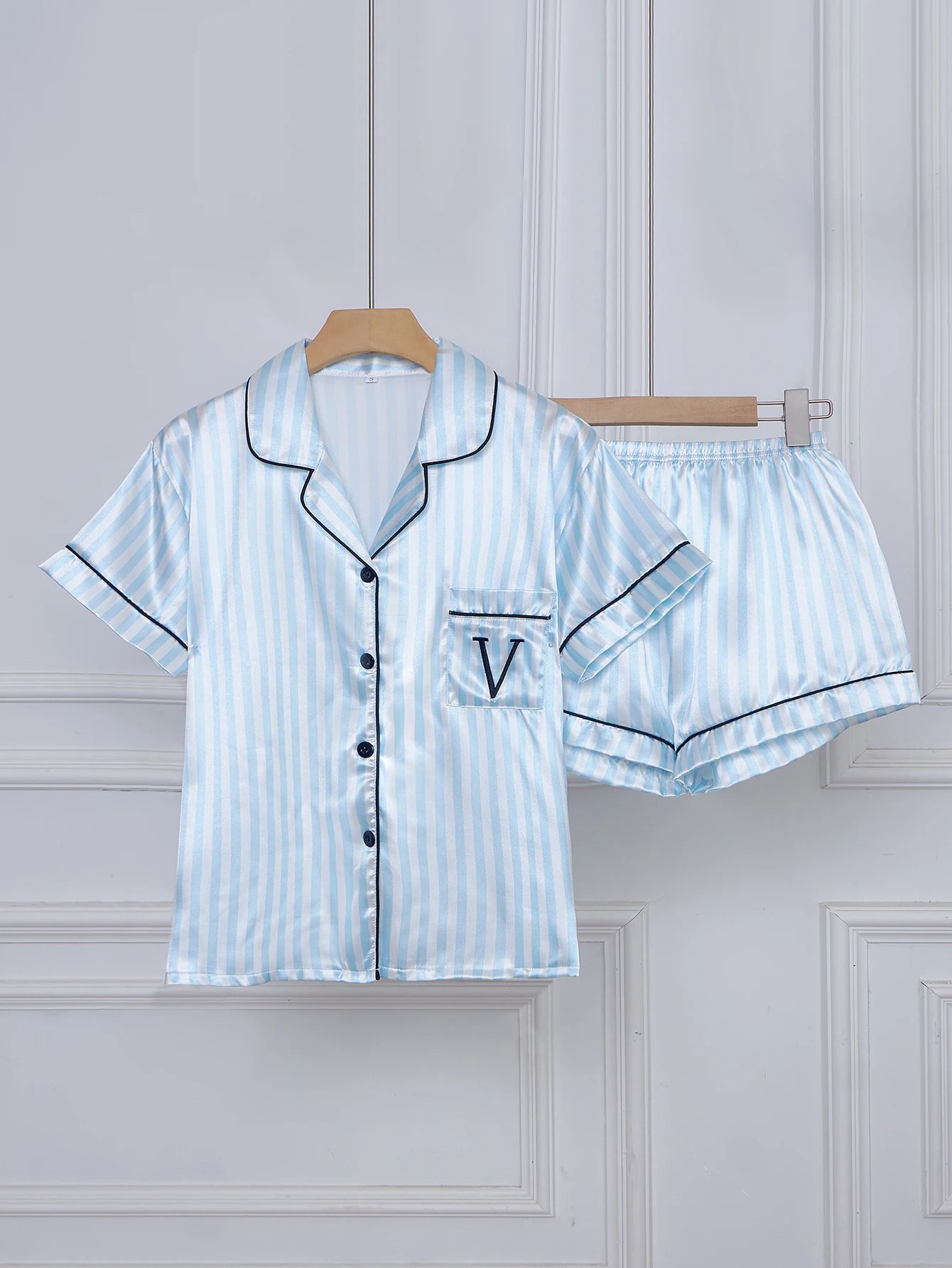 Pyjama Femme Boutonné Satin – Haut Manches Courtes & Short à rayures imprimé V
