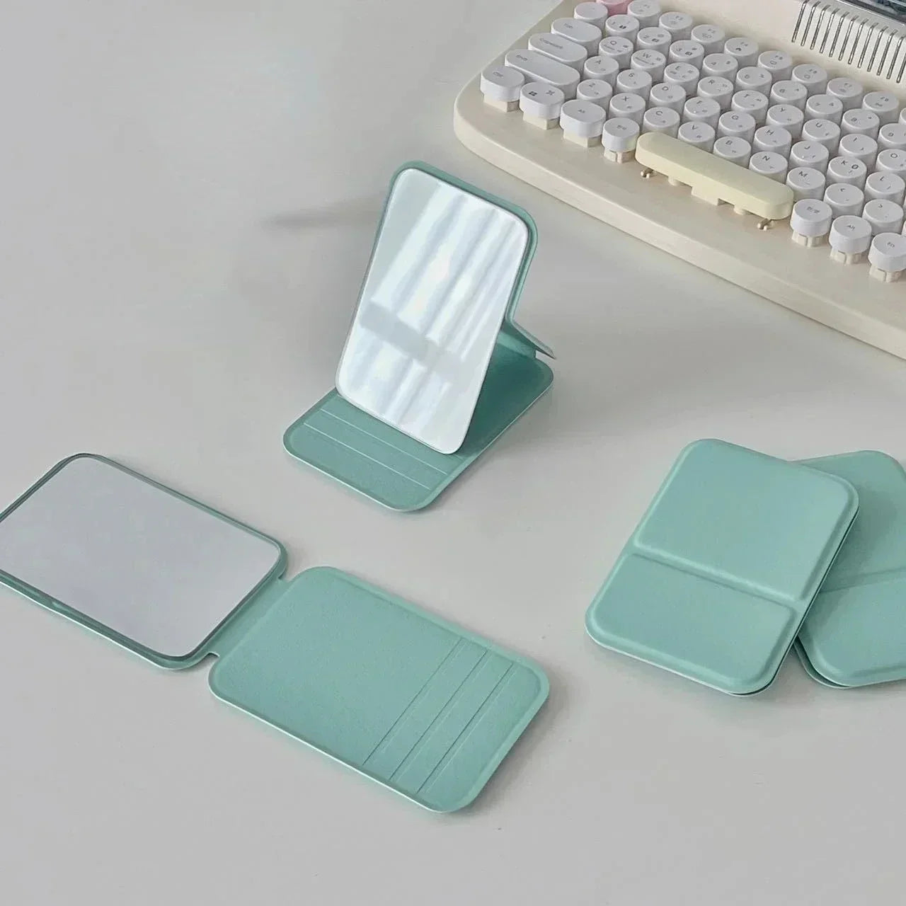 Espejo de maquillaje plegable de piel sintética: compacto y elegante
