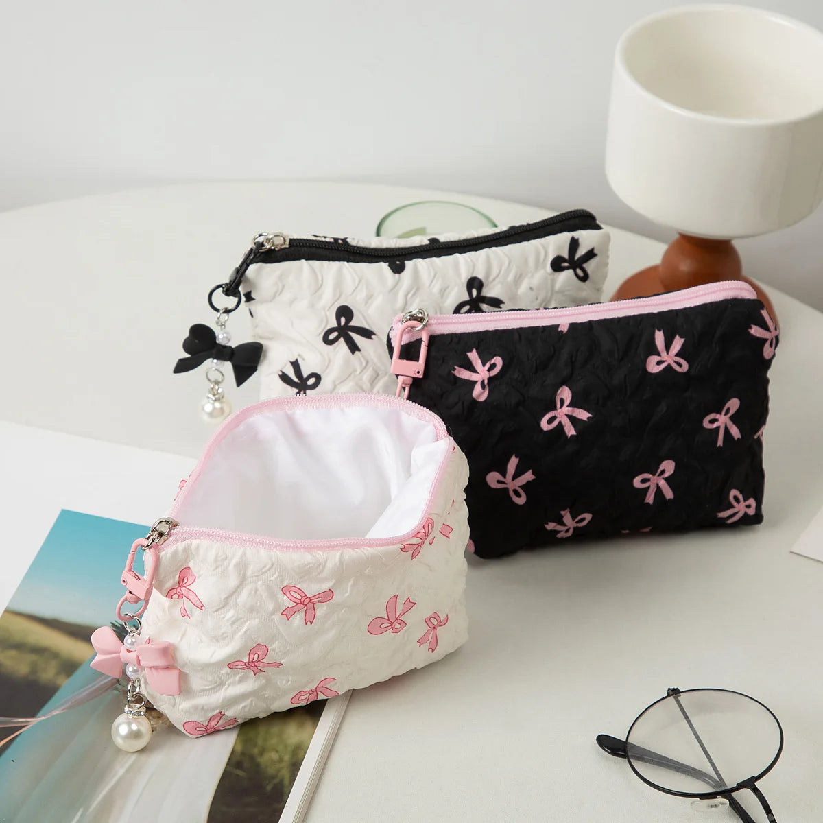 Mini neceser acolchado: tamaño compacto y un adorable lazo
