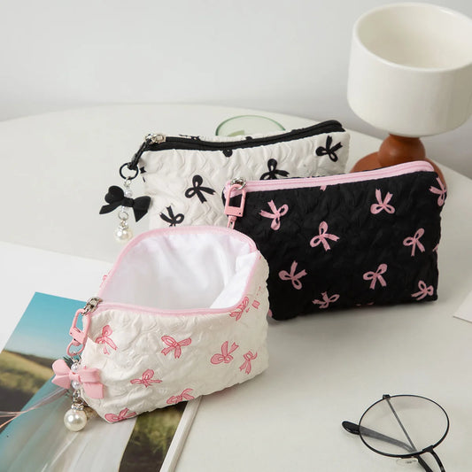 Mini neceser acolchado: tamaño compacto y un adorable lazo