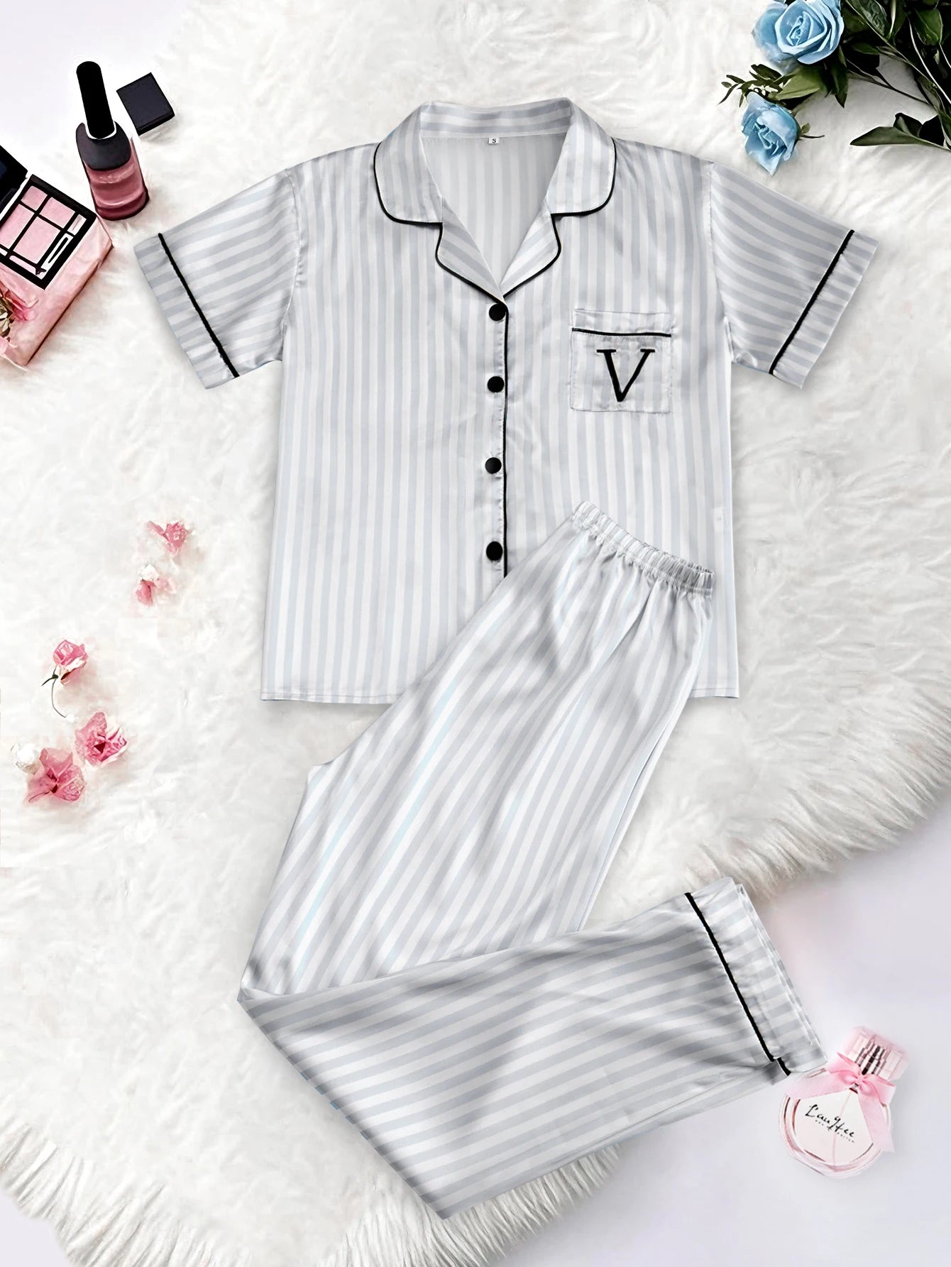 Pyjama femme Boutonné satin – Haut manches courtes et pantalon à rayures imprimé V