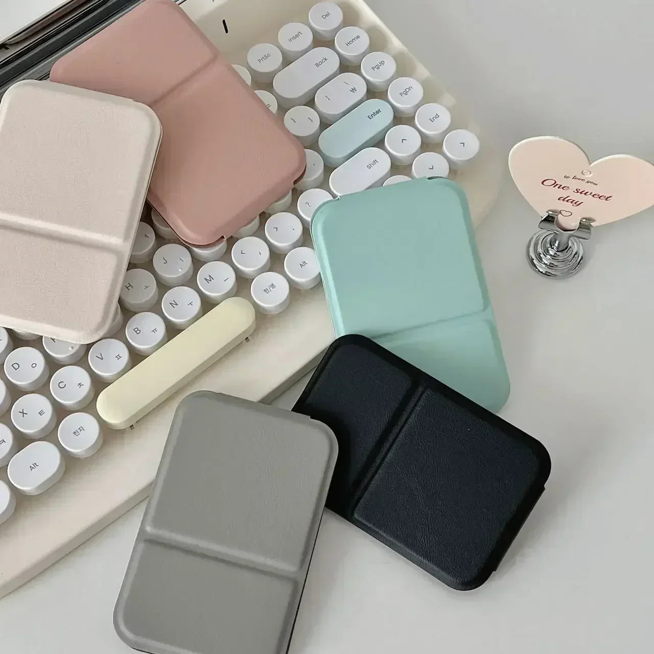 Espejo de maquillaje plegable de piel sintética: compacto y elegante
