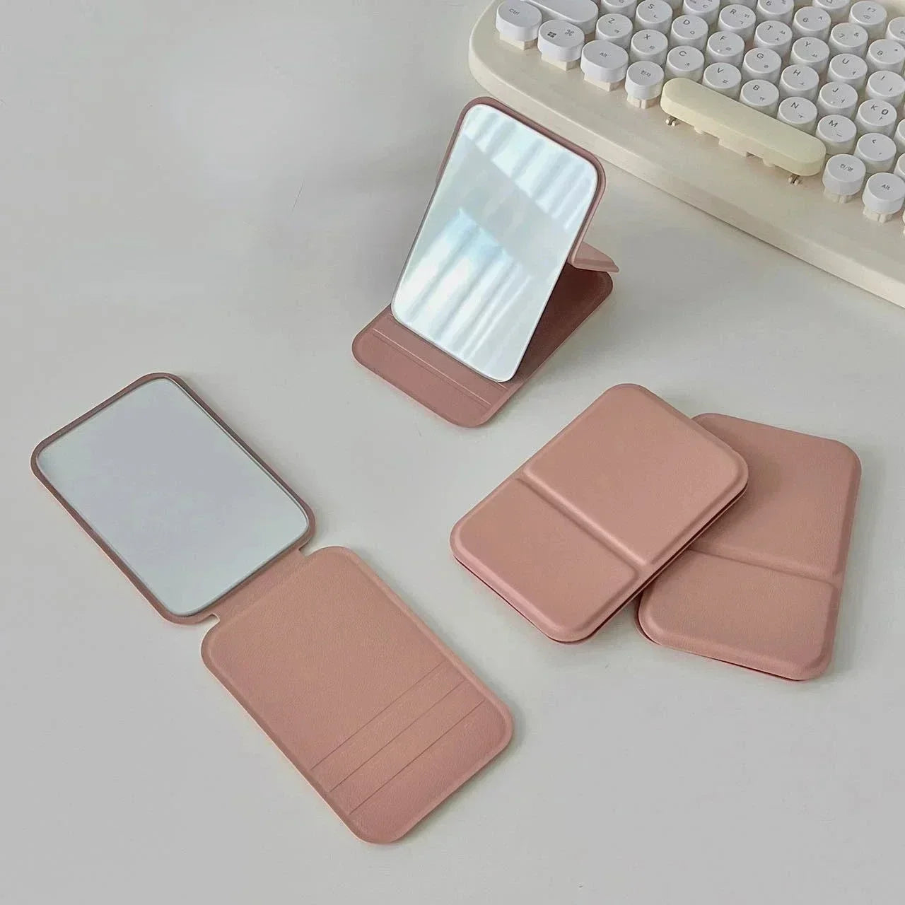 Espejo de maquillaje plegable de piel sintética: compacto y elegante