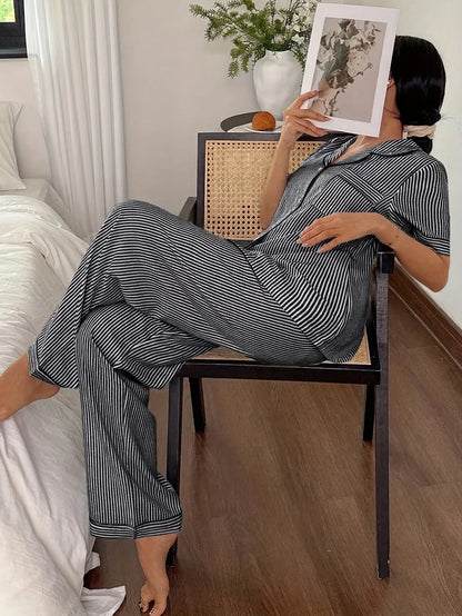 Pyjama - Haut à manches courtes et pantalon à rayures noires