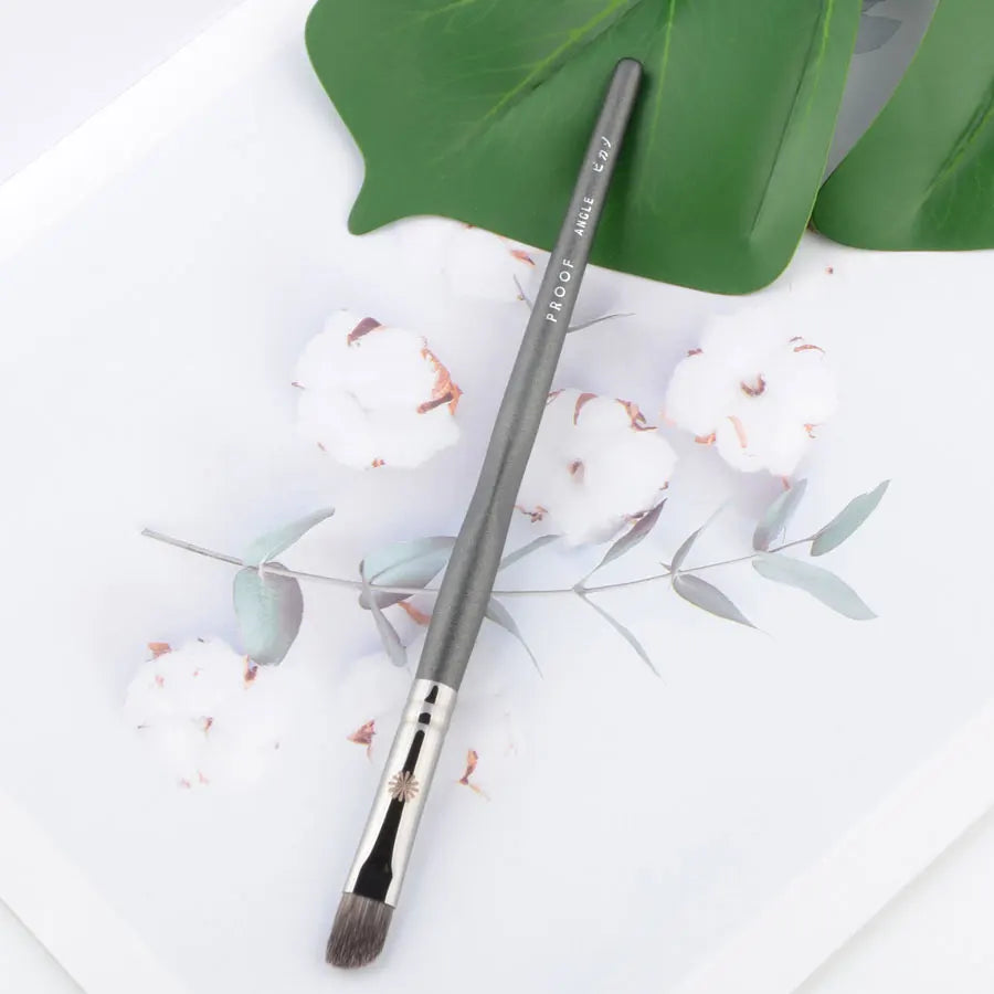 🎯 Pinceau Précision Multi-Usage – Eyeliner, Anticernes & Détails