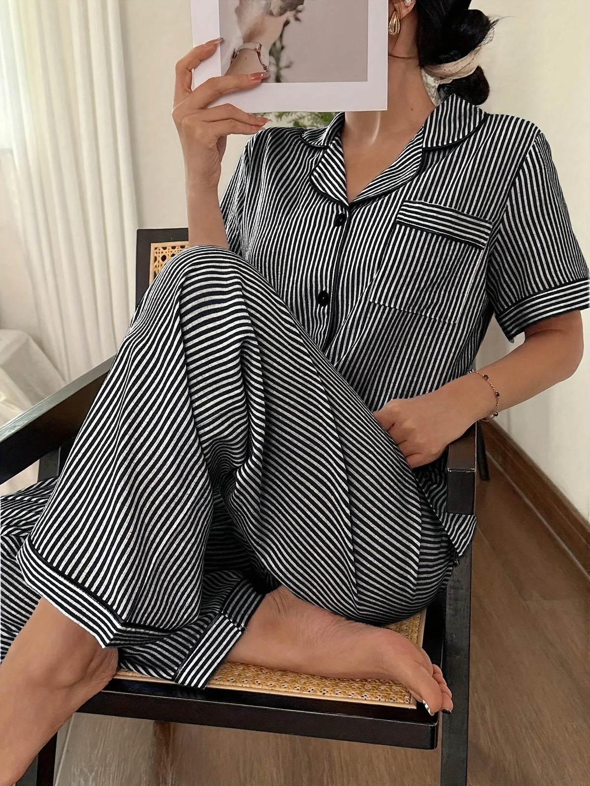 Pyjama - Haut à manches courtes et pantalon à rayures noires