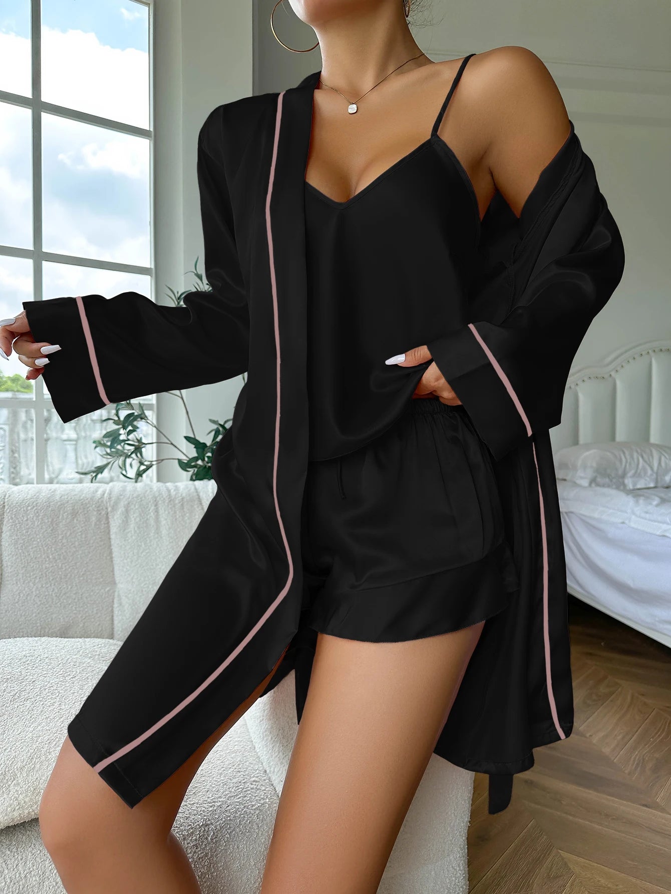 Ensemble Homewear Femme Satin – Camisole , Short à Volant et Robe de Chambre Courte Unis